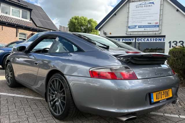 Porsche 911 (2022) thumbnail 3