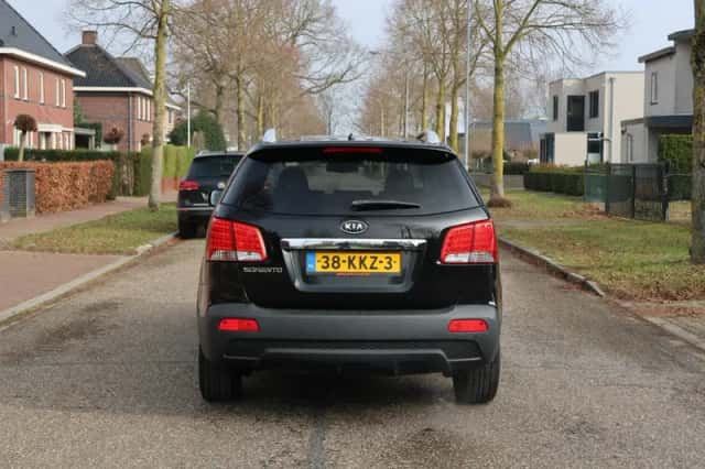 Kia Sorento (2010) thumbnail 5