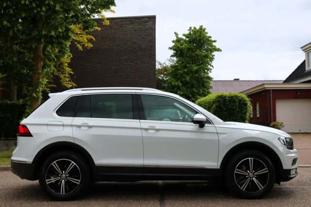 Volkswagen Tiguan (2017) thumbnail 2