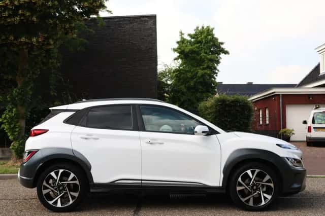 Hyundai Kona (2022) thumbnail 2