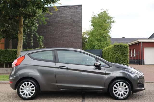 Ford Fiesta (2016) thumbnail 2