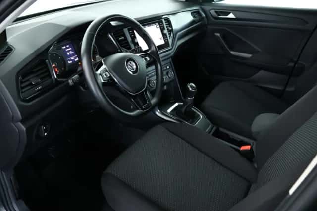 Volkswagen T-Roc (2017) thumbnail 3