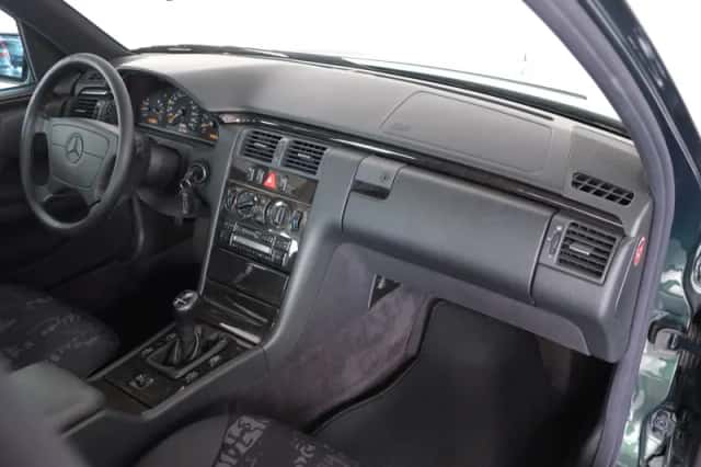 Mercedes-Benz E-Klasse (1995) thumbnail 4