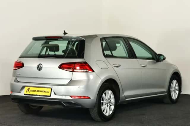 Volkswagen Golf (2018) thumbnail 2