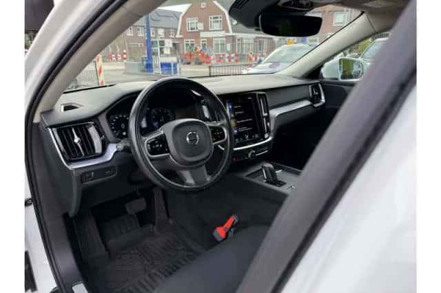 Volvo V60 (2020) thumbnail 3
