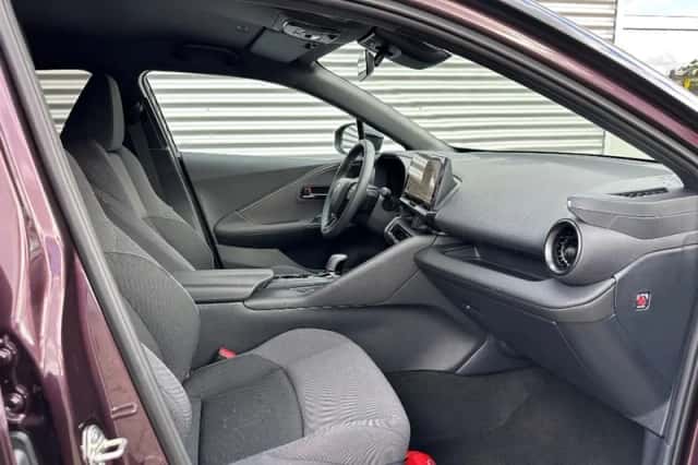 Toyota C-HR (2024) thumbnail 4