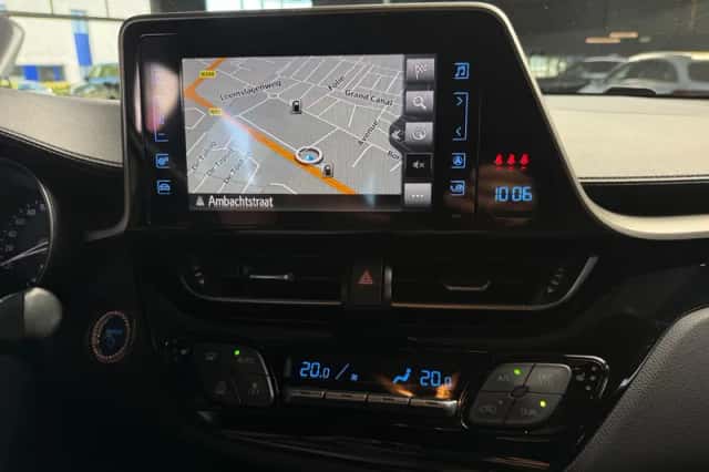 Toyota C-HR (2019) thumbnail 1