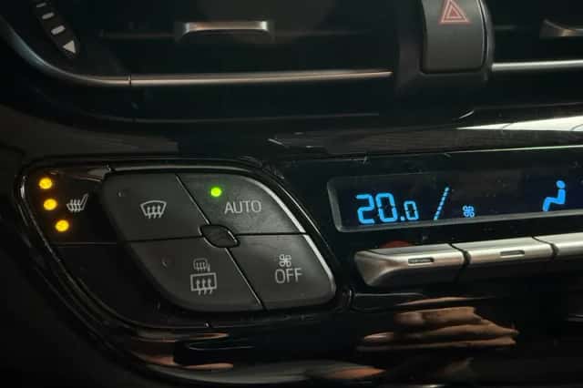 Toyota C-HR (2019) thumbnail 2