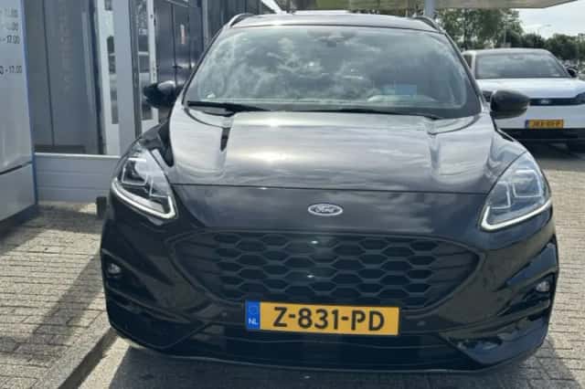 Ford Kuga (2023) thumbnail 3
