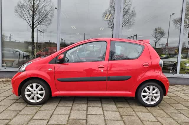 Toyota Aygo (2009) thumbnail 2