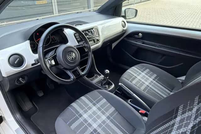 Volkswagen Up! (2015) thumbnail 2