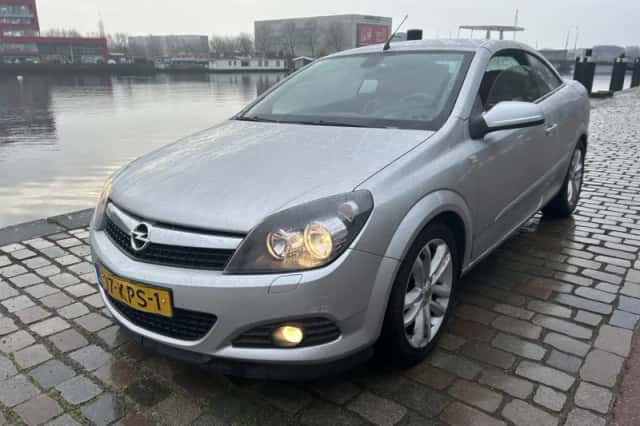Opel Astra (2010) thumbnail 2