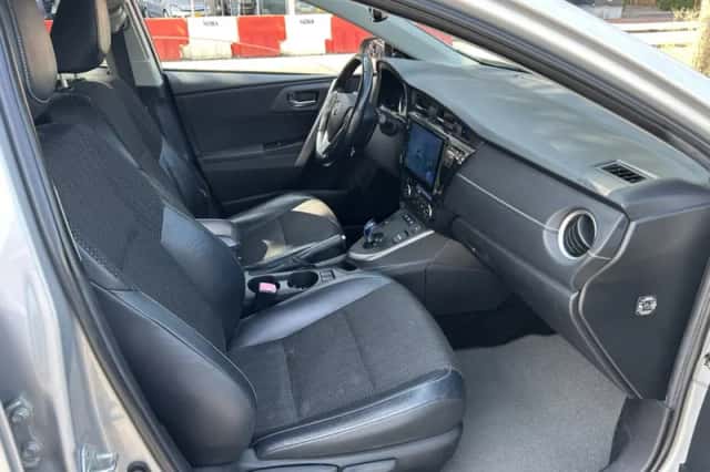 Toyota Auris (2014) thumbnail 3