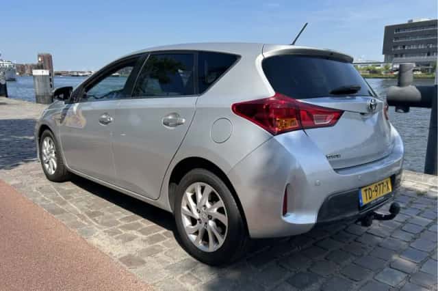 Toyota Auris (2014) thumbnail 5