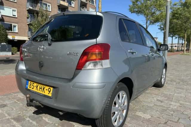 Toyota Yaris (2009) thumbnail 2