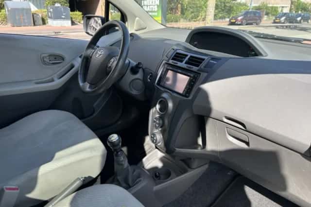 Toyota Yaris (2009) thumbnail 3