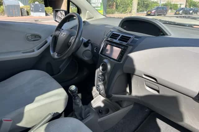Toyota Yaris (2009) thumbnail 3