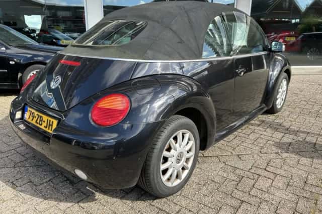 Volkswagen New Beetle (2004) thumbnail 2