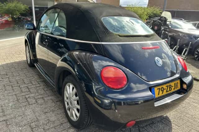 Volkswagen New Beetle (2004) thumbnail 5