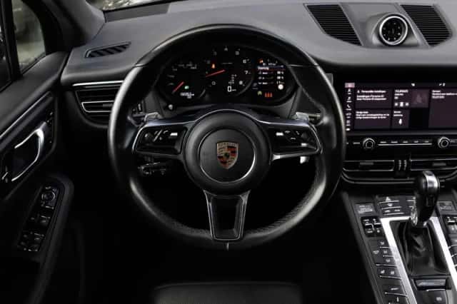 Porsche Macan (2019) thumbnail 3