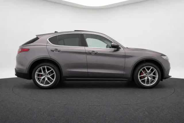 Alfa Romeo Stelvio (2017) thumbnail 3