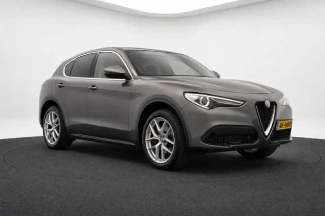 Alfa Romeo Stelvio (2017) thumbnail 6