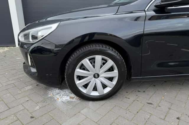 Hyundai i30 (2018) thumbnail 2
