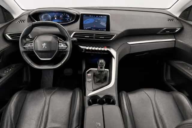 Peugeot 3008 (2018) thumbnail 2