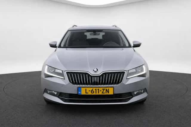 Škoda Superb (2019) thumbnail 3