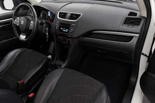 Suzuki Swift (2015) thumbnail 4
