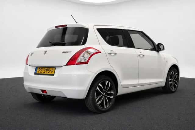 Suzuki Swift (2015) thumbnail 5