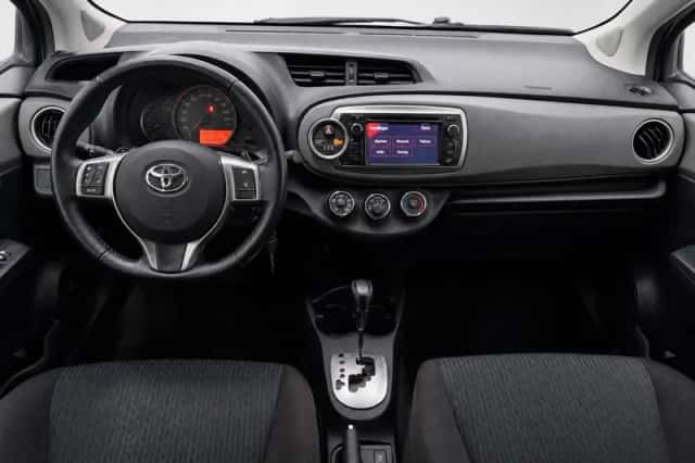 Toyota Yaris (2012) thumbnail 2
