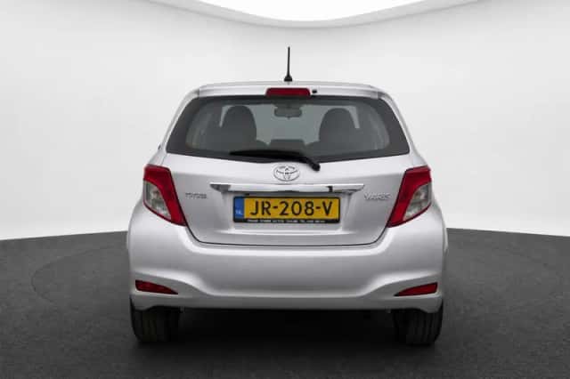 Toyota Yaris (2012) thumbnail 3
