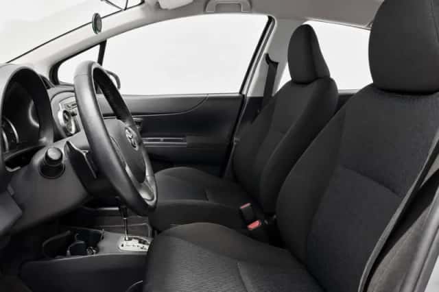 Toyota Yaris (2012) thumbnail 4