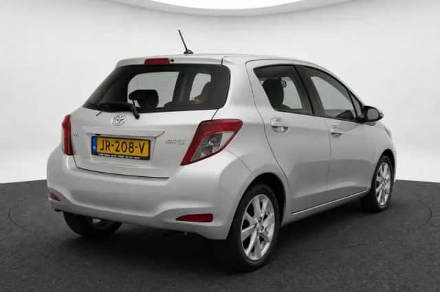 Toyota Yaris (2012) thumbnail 5