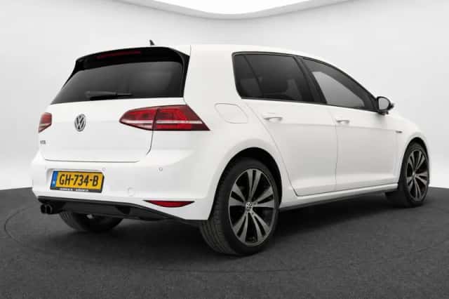 Volkswagen Golf (2015) thumbnail 2