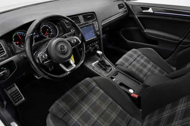 Volkswagen Golf (2015) thumbnail 3