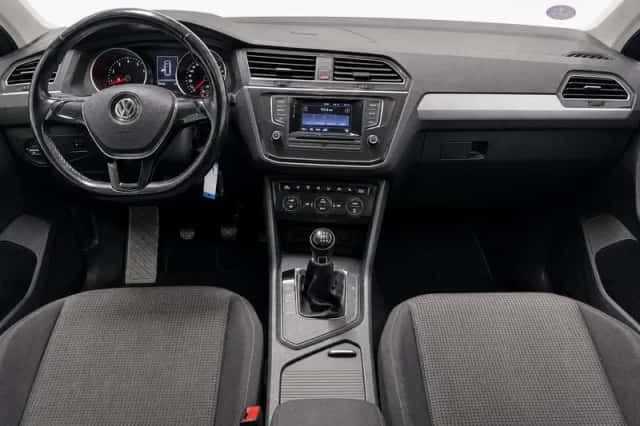 Volkswagen Tiguan (2016) thumbnail 2
