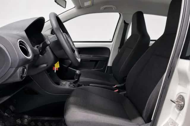 Volkswagen Up! (2015) thumbnail 4