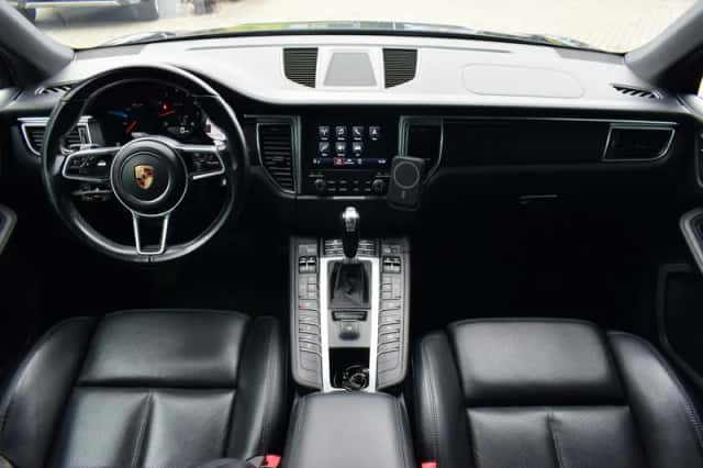 Porsche Macan (2017) thumbnail 3