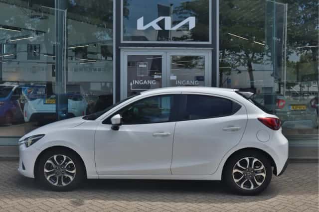 Mazda 2 (2015) thumbnail 2