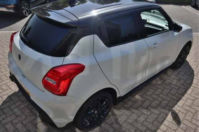 Suzuki Swift (2018) thumbnail 4