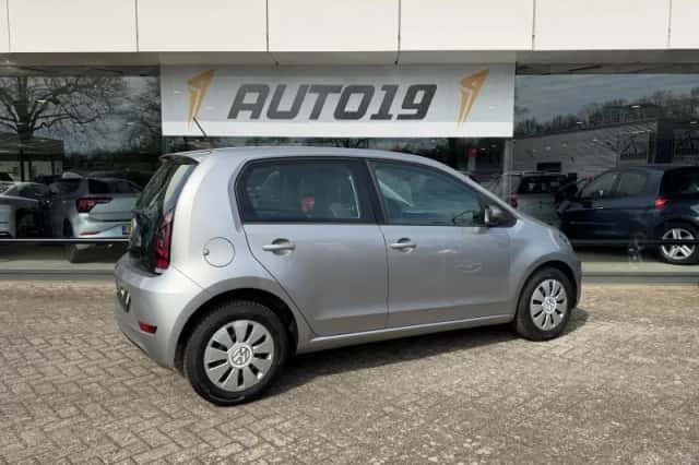 Volkswagen Up! (2018) thumbnail 2
