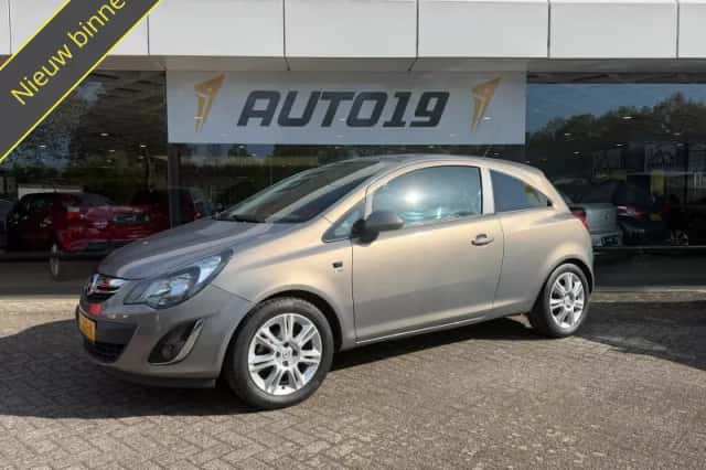 Opel Corsa (2012) thumbnail 1