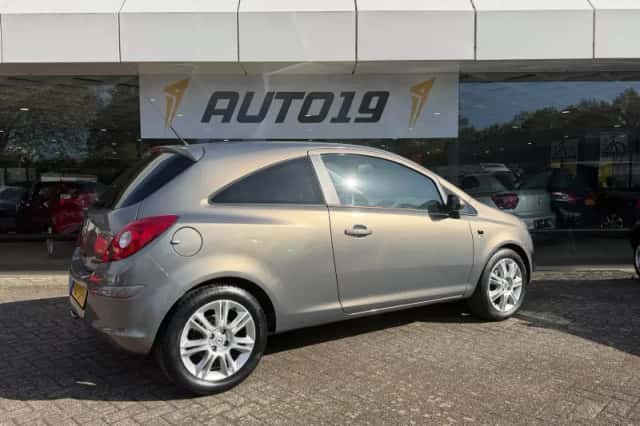 Opel Corsa (2012) thumbnail 2
