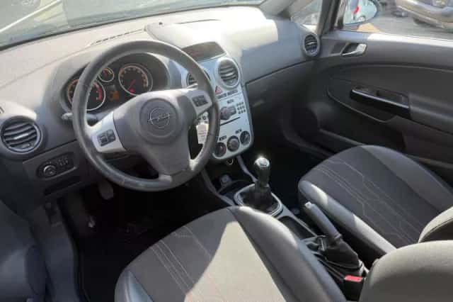 Opel Corsa (2012) thumbnail 4