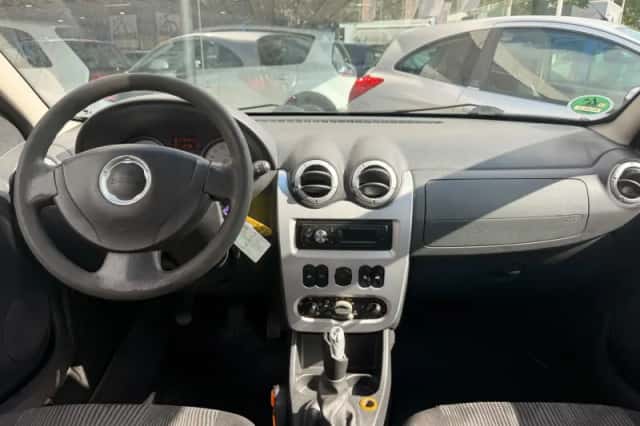 Dacia Sandero (2010) thumbnail 4