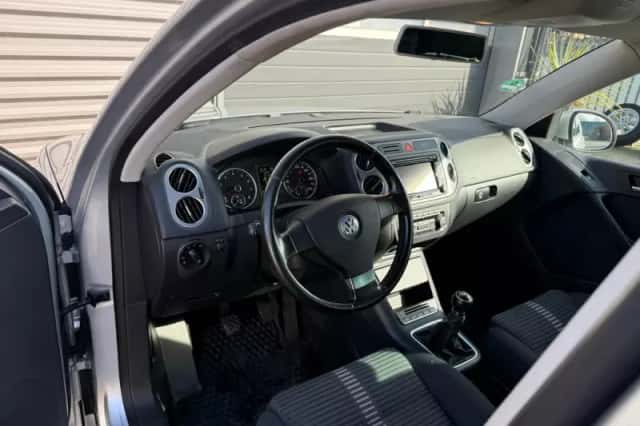 Volkswagen Tiguan (2010) thumbnail 3