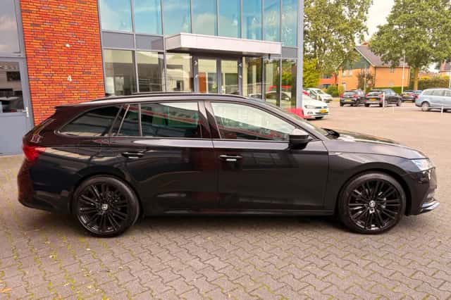 Škoda Octavia (2024) thumbnail 3