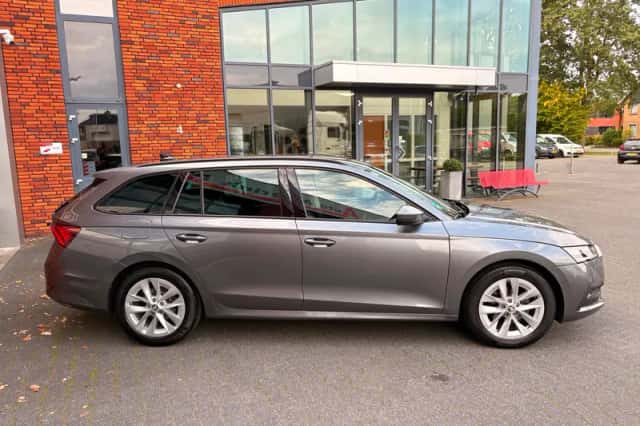 Škoda Octavia (2024) thumbnail 3